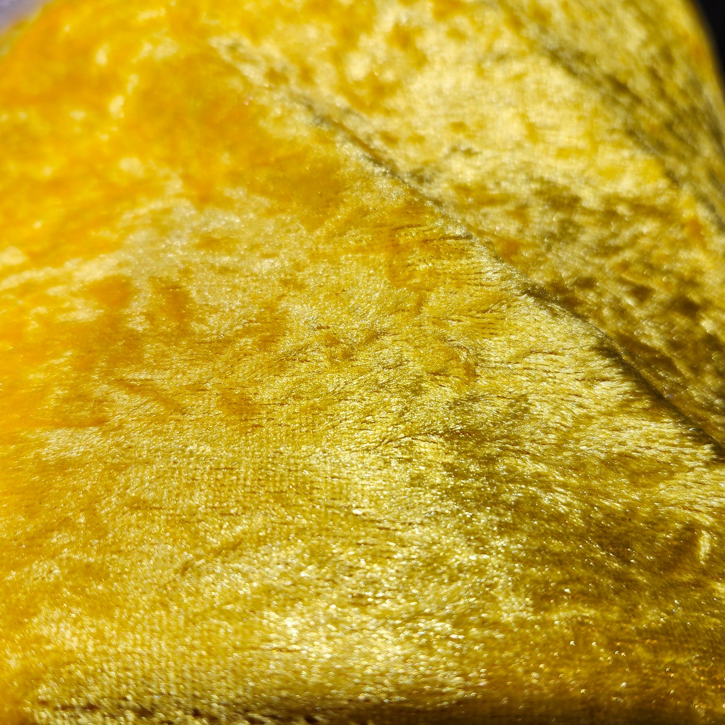 Velour (stretch velvet) yellow gold