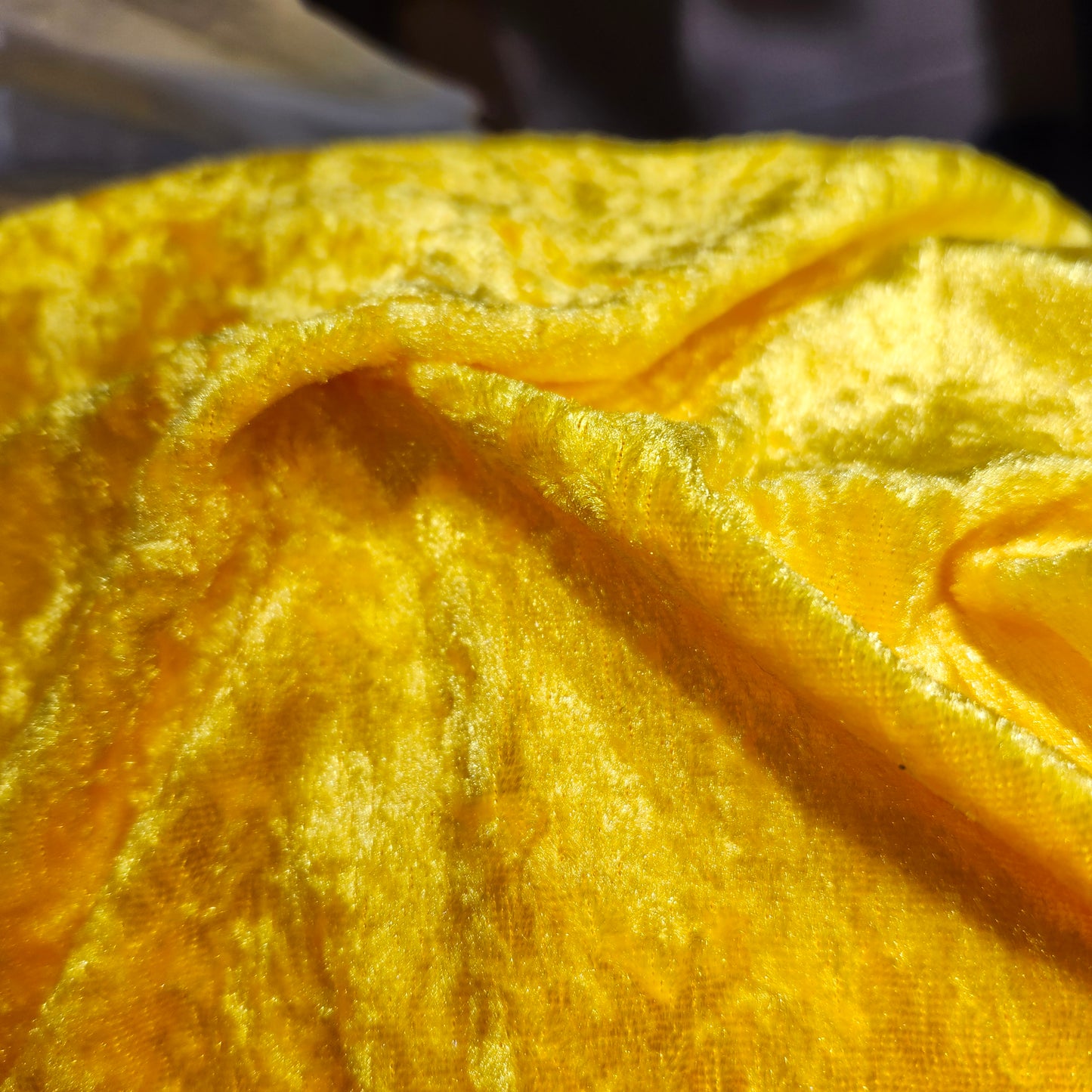 Velour (stretch velvet) yellow gold