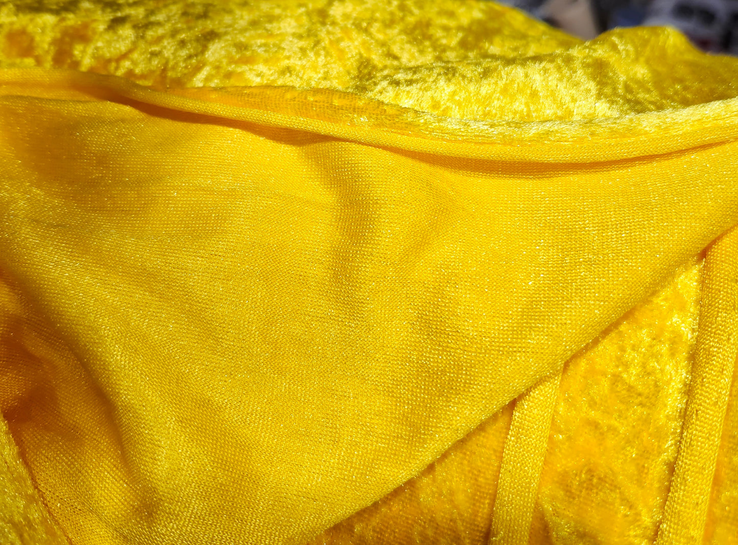 Velour (stretch velvet) yellow gold